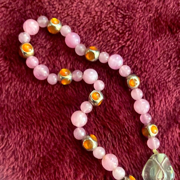 2 necklaces (long beaded, Pink suede w/pendant and 1 beaded bracelet) - Picture 10 of 13